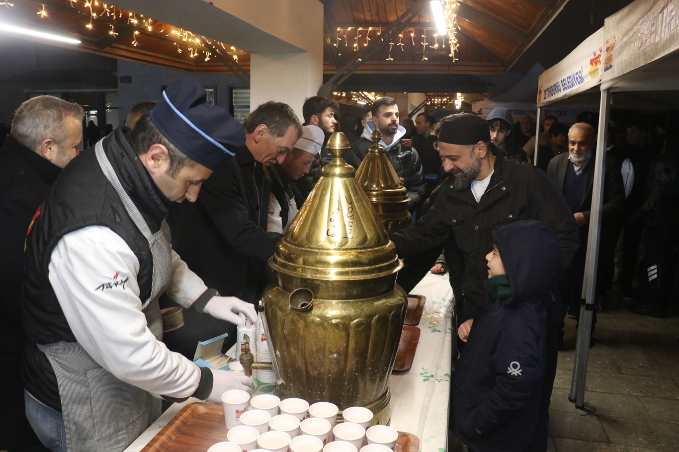 İstanbul'da ilk teravih heyecanı: Camiler dolup taştı