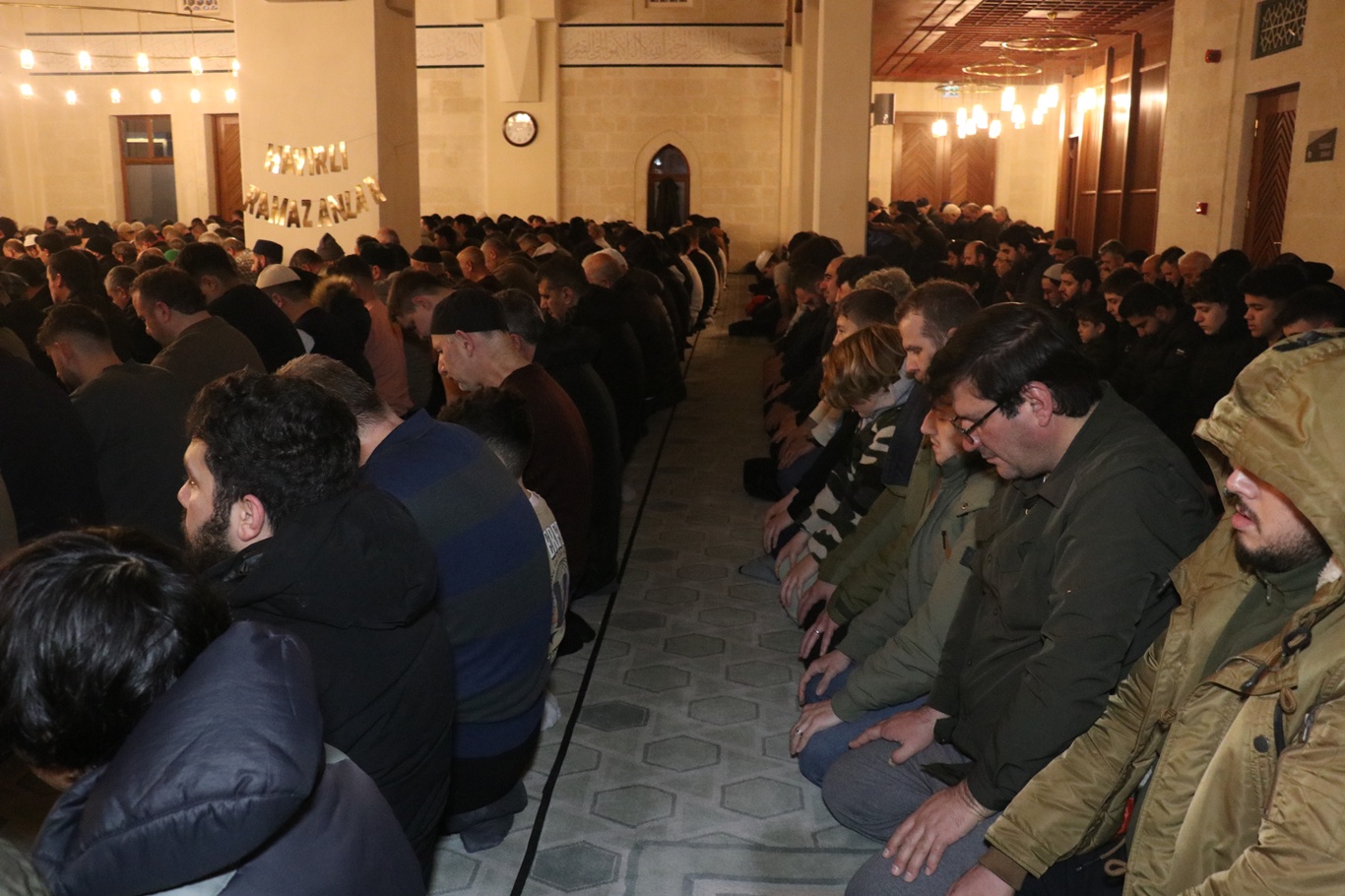 İstanbul'da ilk teravih heyecanı: Camiler dolup taştı