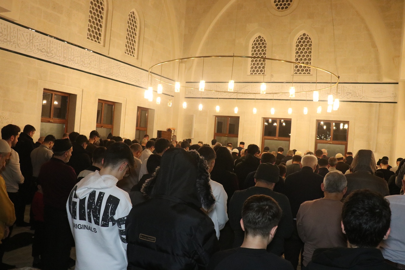 İstanbul'da ilk teravih heyecanı: Camiler dolup taştı