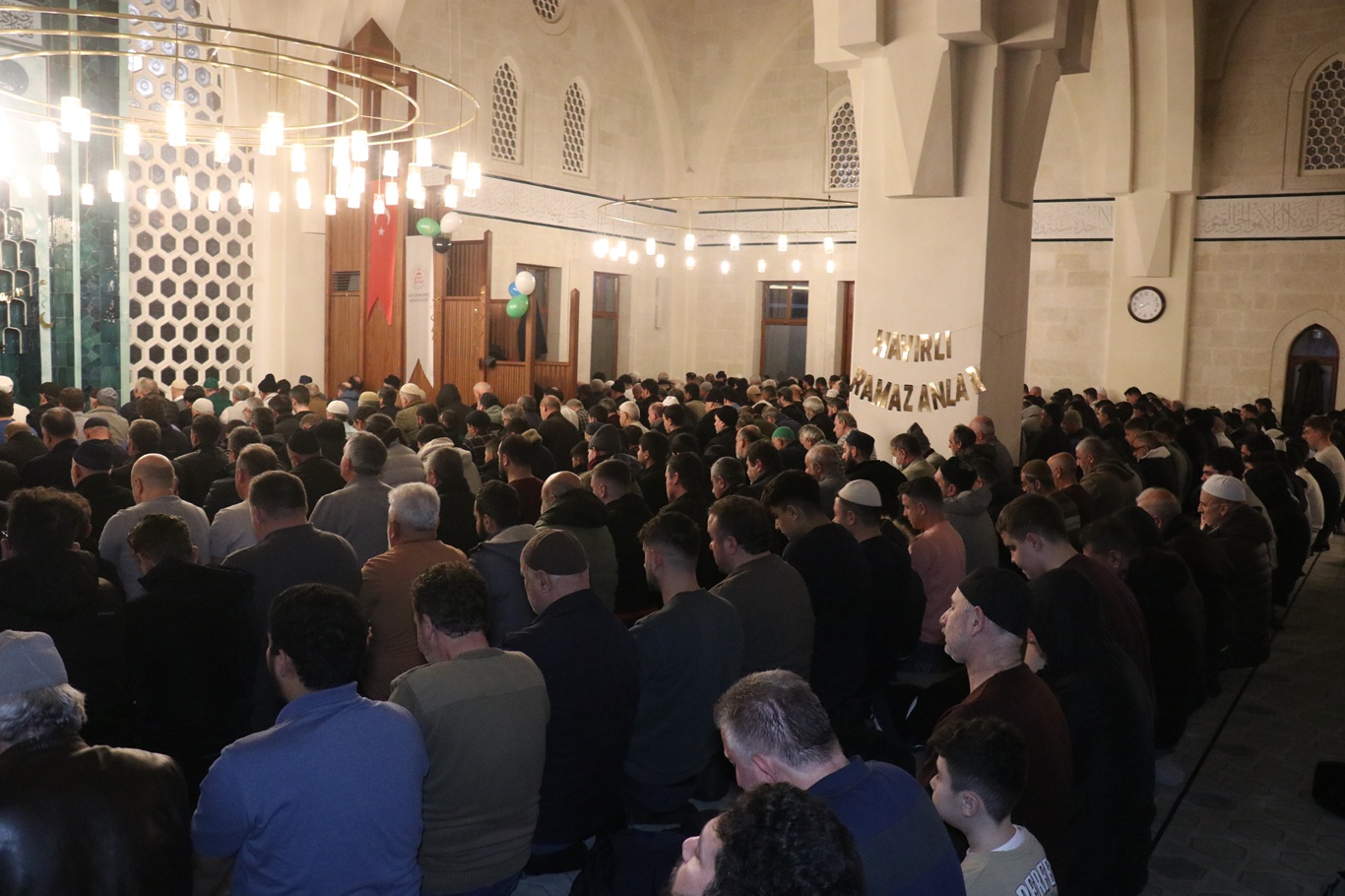 İstanbul'da ilk teravih heyecanı: Camiler dolup taştı