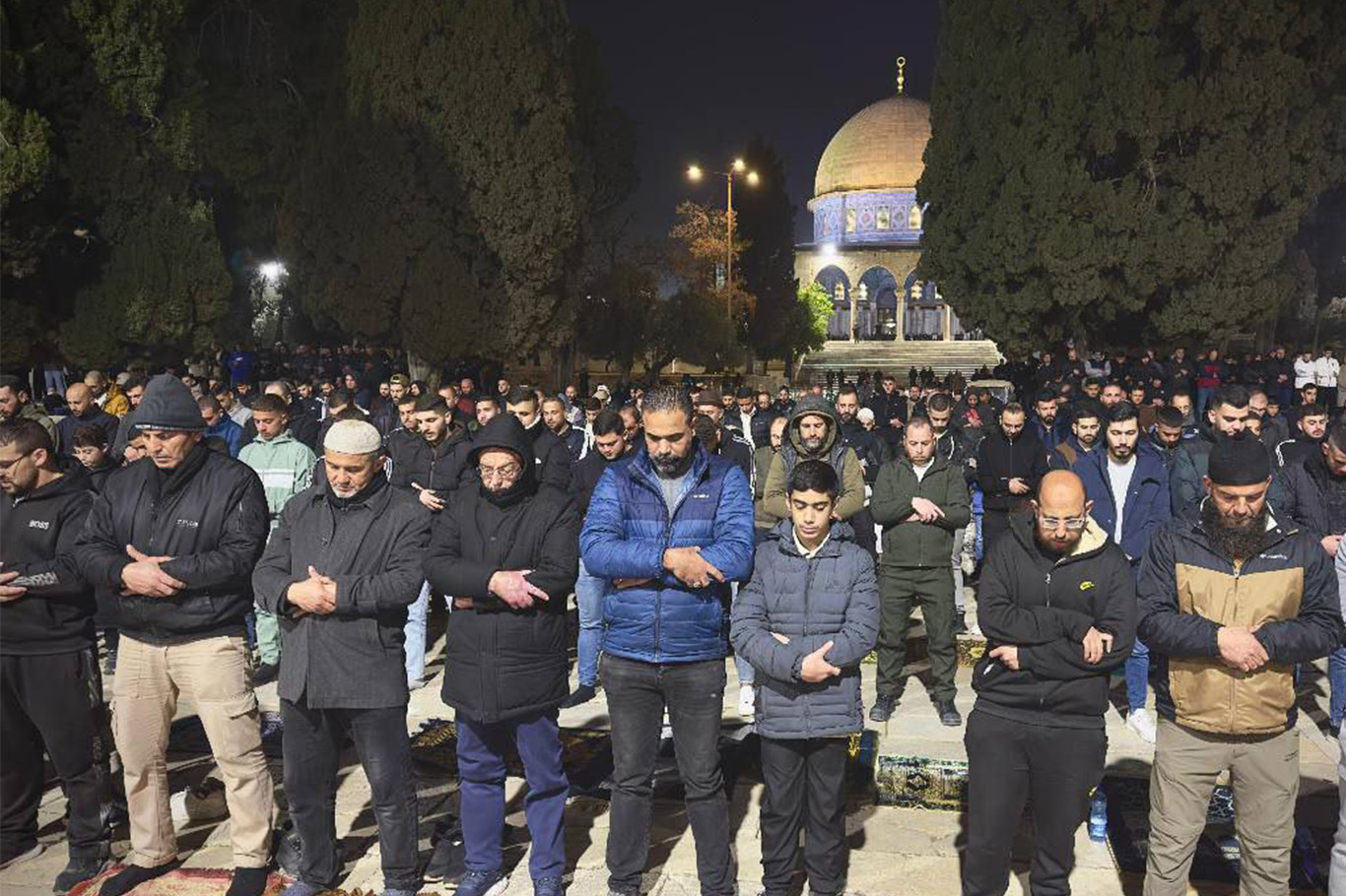 آلاف المصلين يؤدون التراويح في رحاب المسجد الأقصى وسط قيود الاحتلال المشددة