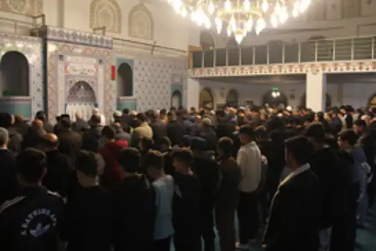 Diyarbakırlılar teravih namazı için camilerde saf tuttu