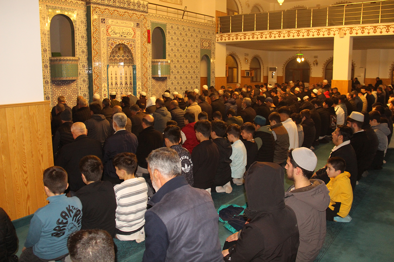 Diyarbakırlılar teravih namazı için camilerde saf tuttu