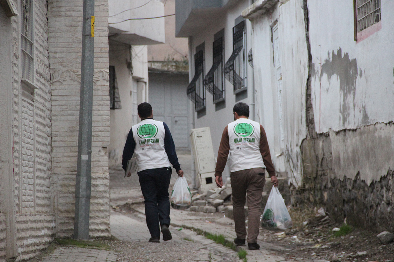 Umut Kervanı Cizre’de Ramazan yardımlarına başladı