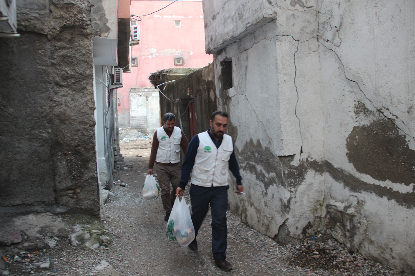 Umut Kervanı Cizre’de Ramazan yardımlarına başladı