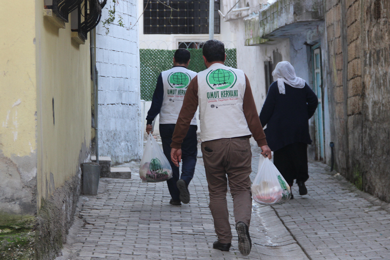 Umut Kervanı Cizre’de Ramazan yardımlarına başladı
