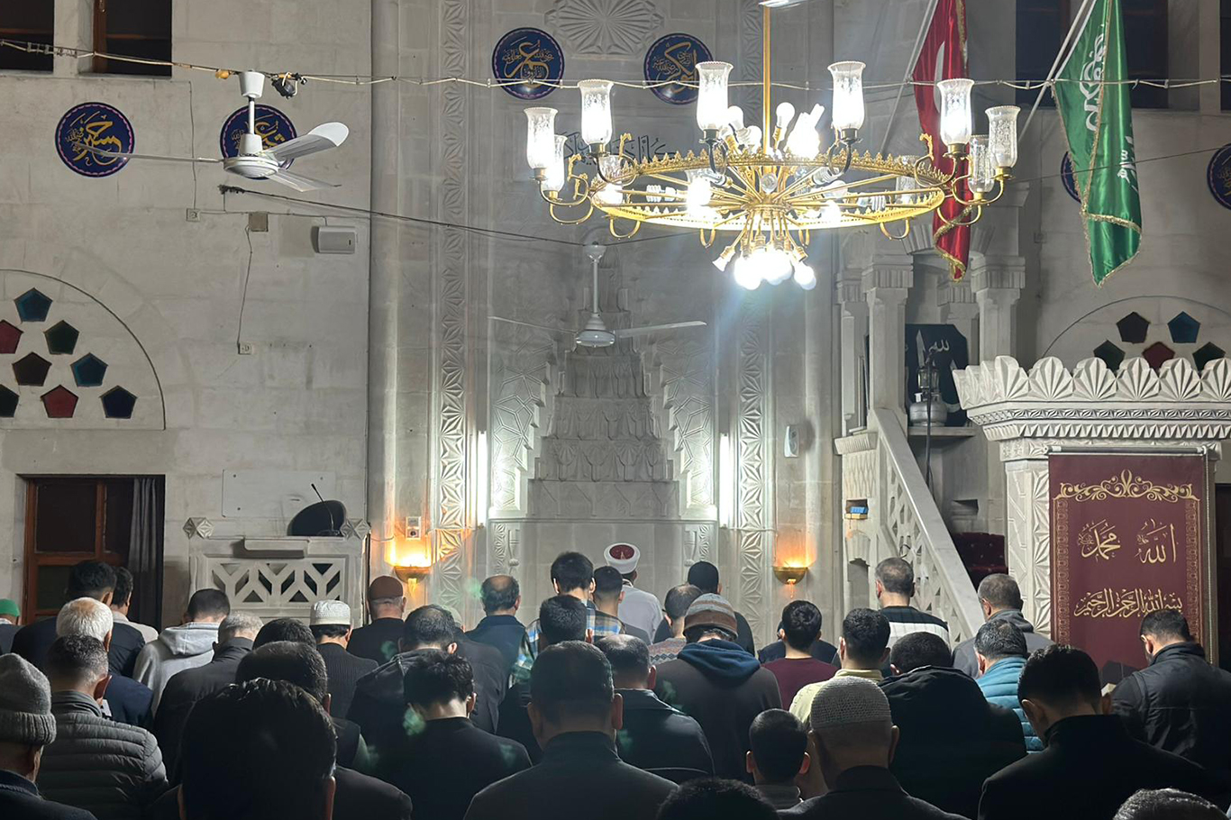 Adana’da ilk teravih heyecanı: Ramazan coşkusu ve Gazze için dualar