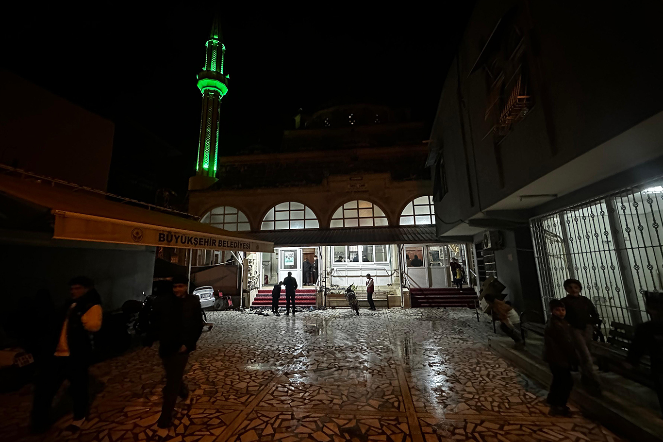 Adana’da ilk teravih heyecanı: Ramazan coşkusu ve Gazze için dualar