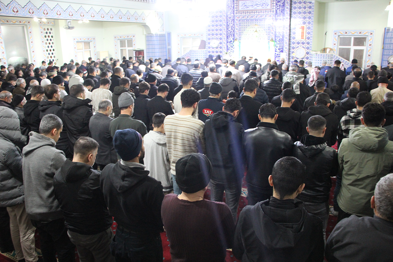 Gaziantep'te ilk teravih coşku ve heyecanla kılındı