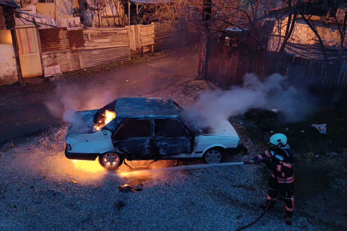 Malatya'da park halindeki otomobilde yangın