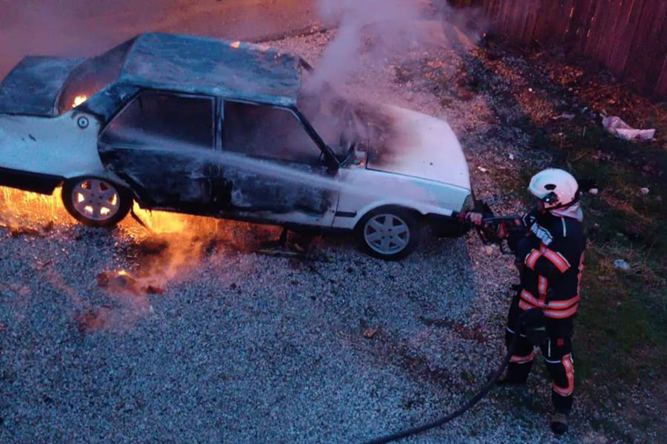 Malatya'da park halindeki otomobilde yangın