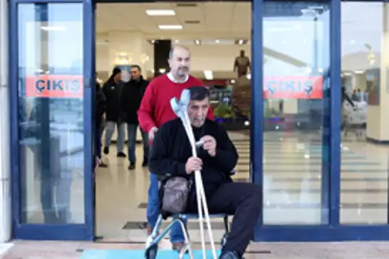 Ameliyat sırasında depreme yakalandılar, hastaneyi terk etmeyip hastayı korudular