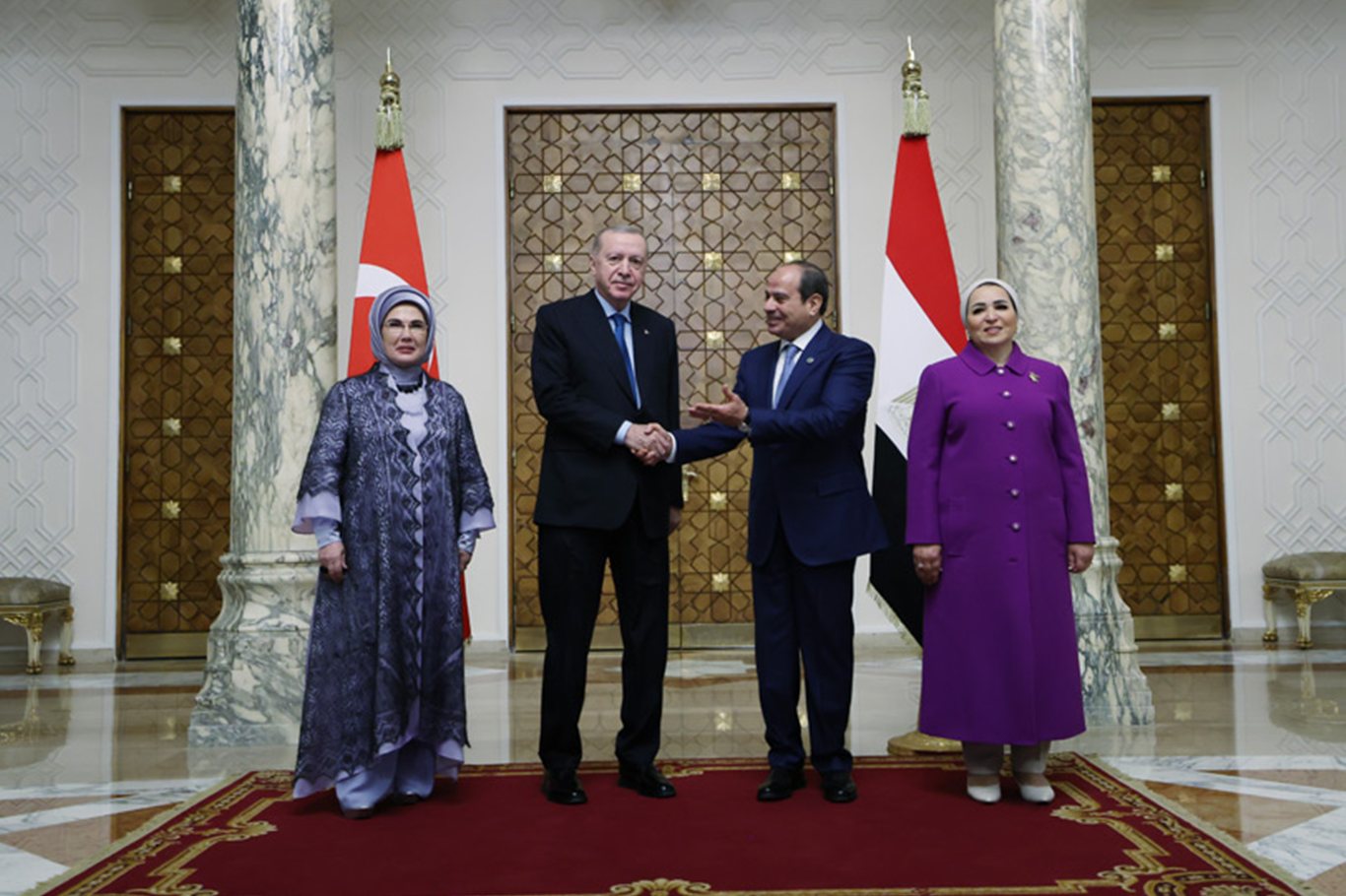 Cumhurbaşkanı Erdoğan Mısır'da Havalimanı’nda Sisi tarafından karşılandı