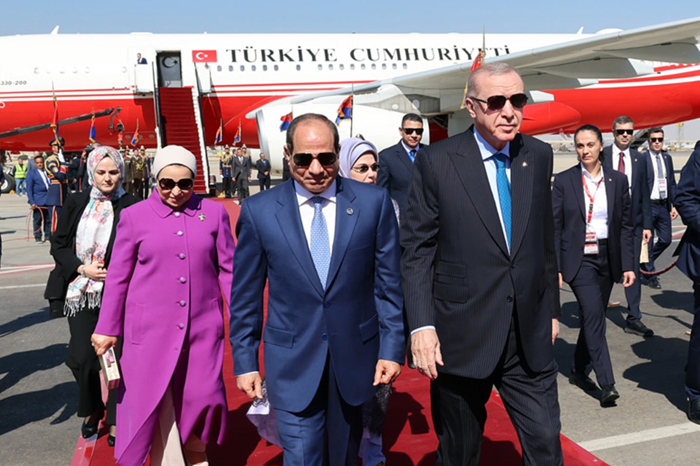 Cumhurbaşkanı Erdoğan Mısır'da Havalimanı’nda Sisi tarafından karşılandı