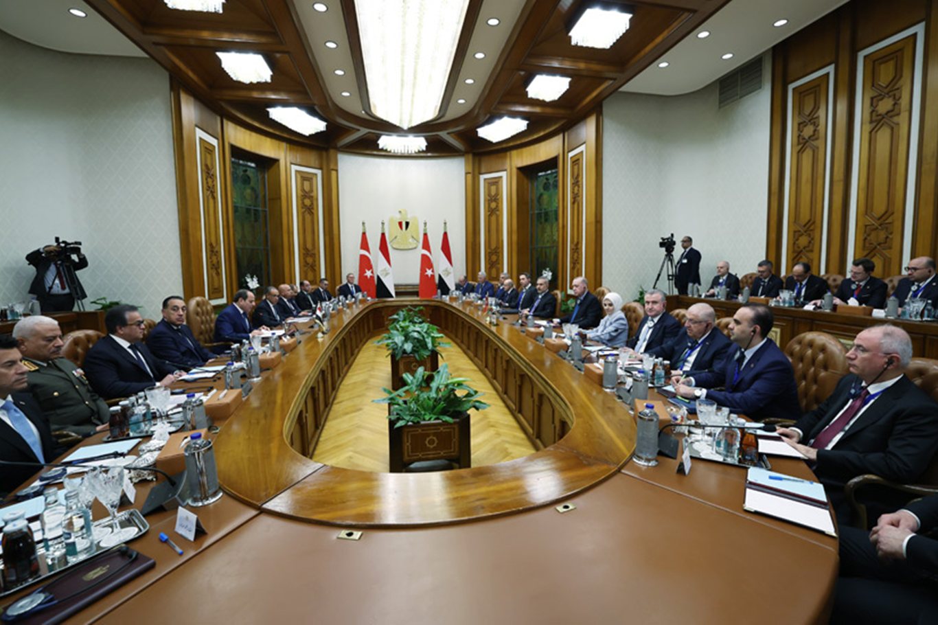 Cumhurbaşkanı Erdoğan Mısır'da Havalimanı’nda Sisi tarafından karşılandı