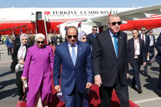 Cumhurbaşkanı Erdoğan Mısır'da havalimanında Sisi tarafından karşılandı