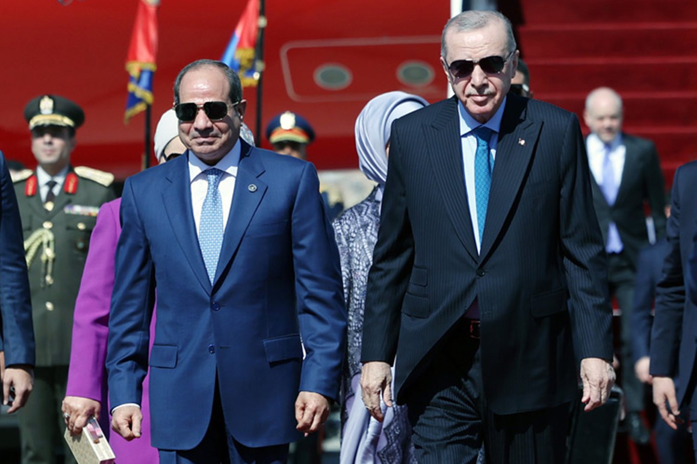 Cumhurbaşkanı Erdoğan Mısır'da Havalimanı’nda Sisi tarafından karşılandı