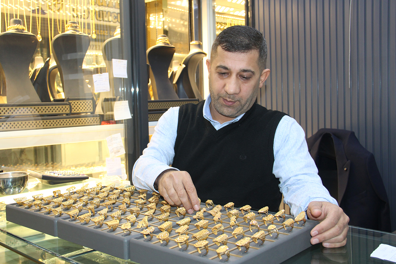 Altın fiyatlarındaki dalgalanma esnafı ve vatandaşı kararsız bırakıyor