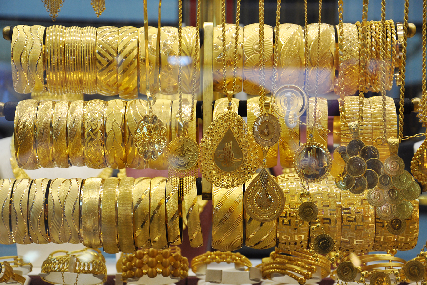 Altın fiyatlarındaki dalgalanma esnafı ve vatandaşı kararsız bırakıyor