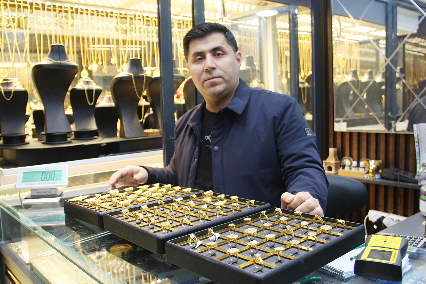 Altın fiyatlarındaki dalgalanma esnafı ve vatandaşı kararsız bırakıyor