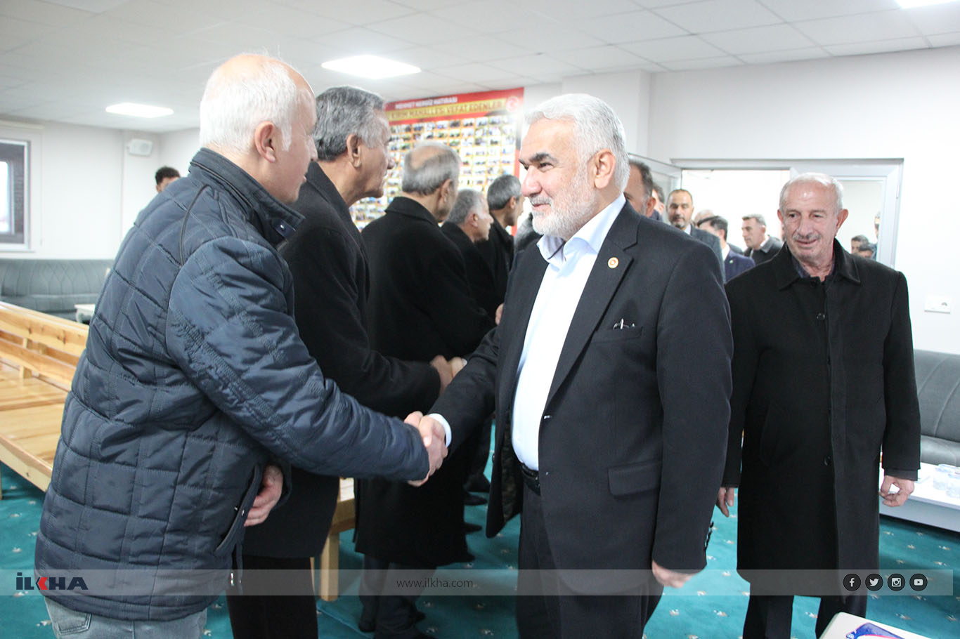 Serokê Giştî yê HUDA PARê Yapicioglu bi muxtarên gundên ku ji erdhejê zirar dîtine re hevdîtin kir