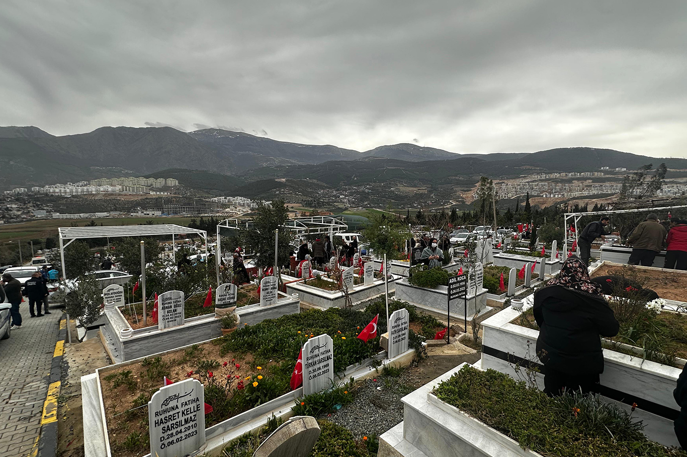 Her mezar taşında bir hikâye: Hatay’da 6 Şubat acısı