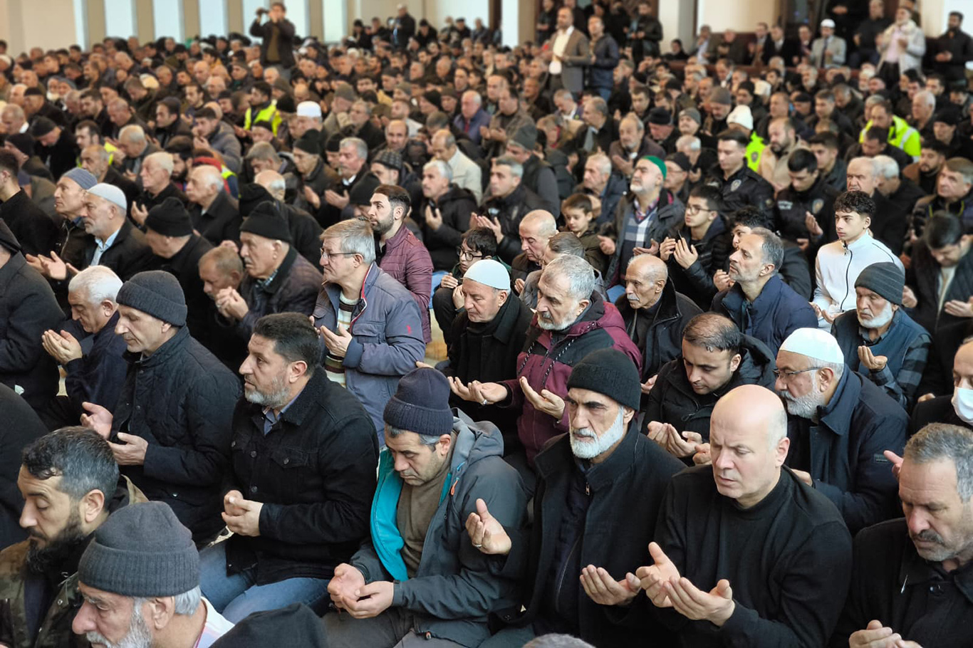 Milletvekili Dinç'ten depremzedelere ziyaret 
