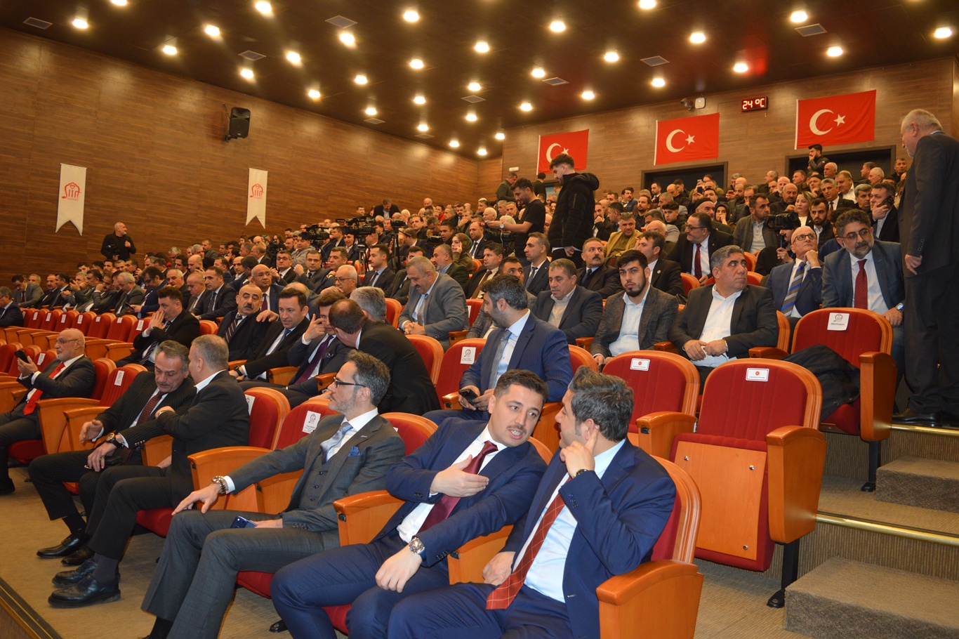 Siirt’te ilk kez düzenlenen ekonomi zirvesinde Yılmaz’dan yatırım çağrısı