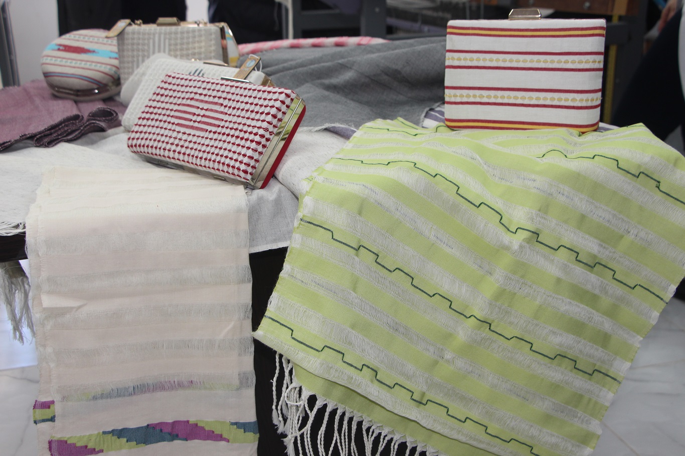 Bin yıllık geçmişe sahip Mardin’e özgü buhari kumaşı ilmek ilmek dokunuyor