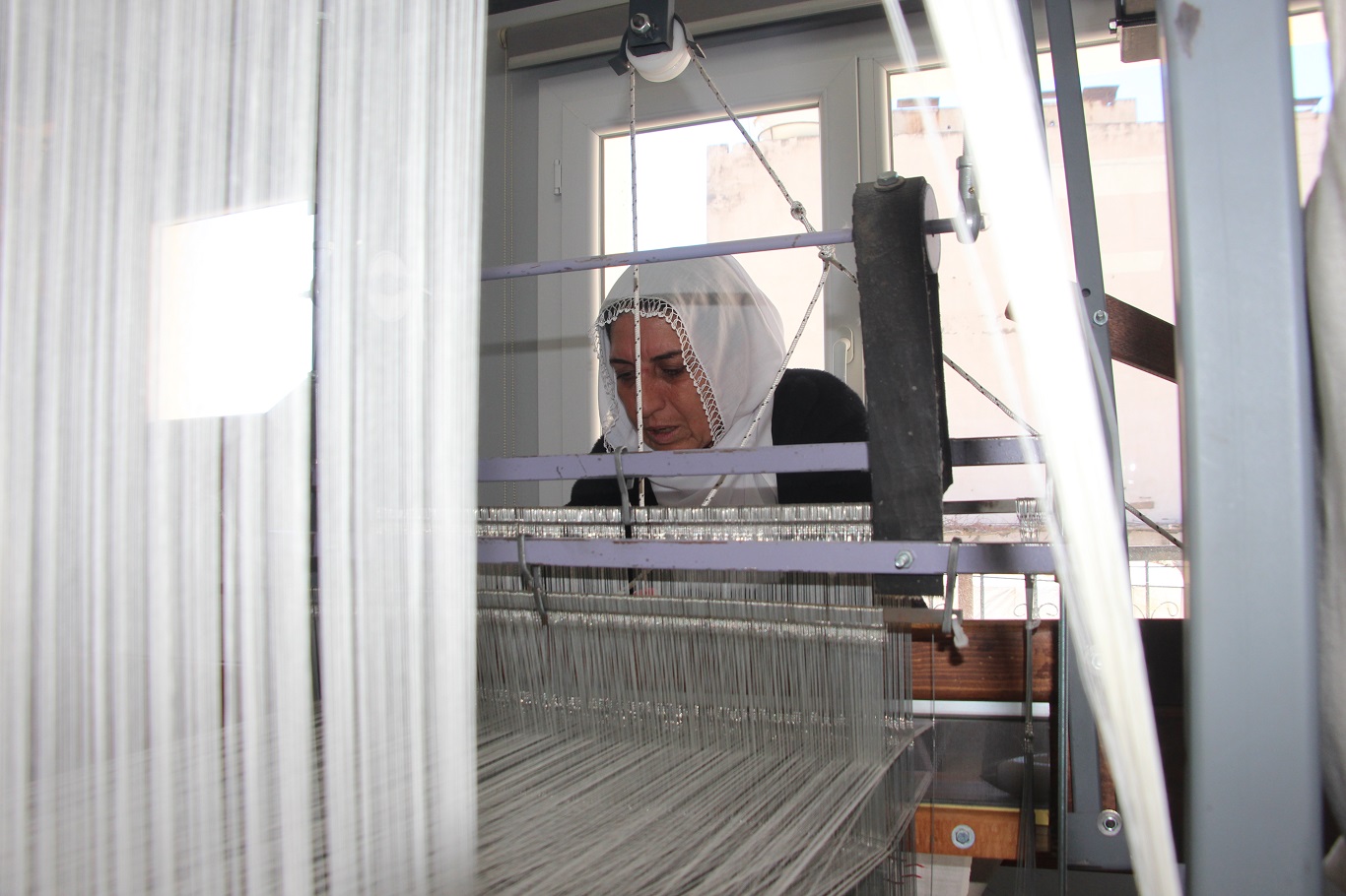 Bin yıllık geçmişe sahip Mardin’e özgü buhari kumaşı ilmek ilmek dokunuyor