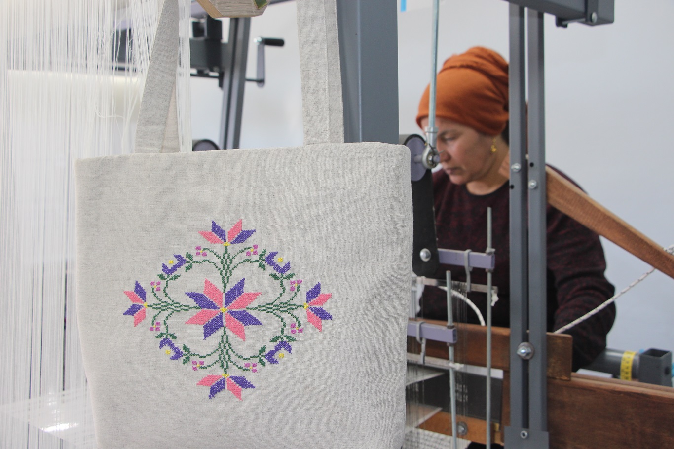 Bin yıllık geçmişe sahip Mardin’e özgü buhari kumaşı ilmek ilmek dokunuyor