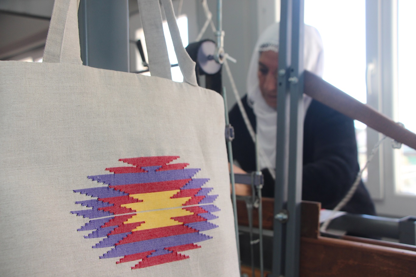 Bin yıllık geçmişe sahip Mardin’e özgü buhari kumaşı ilmek ilmek dokunuyor