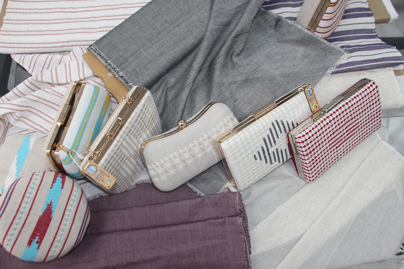 Bin yıllık geçmişe sahip Mardin’e özgü buhari kumaşı ilmek ilmek dokunuyor