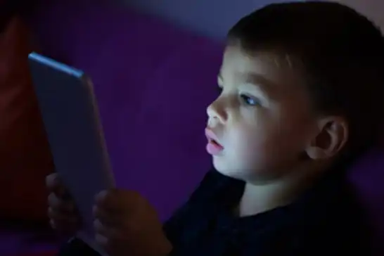 Uzun süre ekrana bakmak miyop hastalığını artırıyor