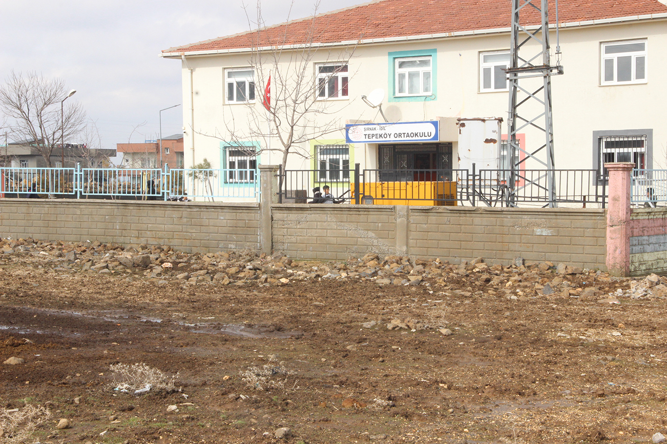 İdil'de okul yolları çamur deryasına döndü, öğrenciler okula ulaşmakta zorlanıyor