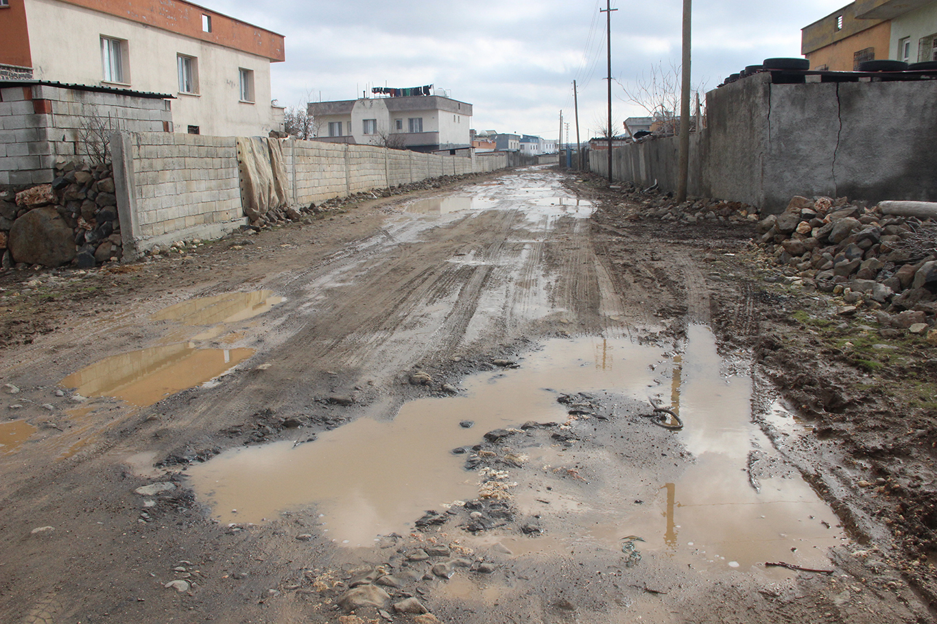İdil'de okul yolları çamur deryasına döndü, öğrenciler okula ulaşmakta zorlanıyor