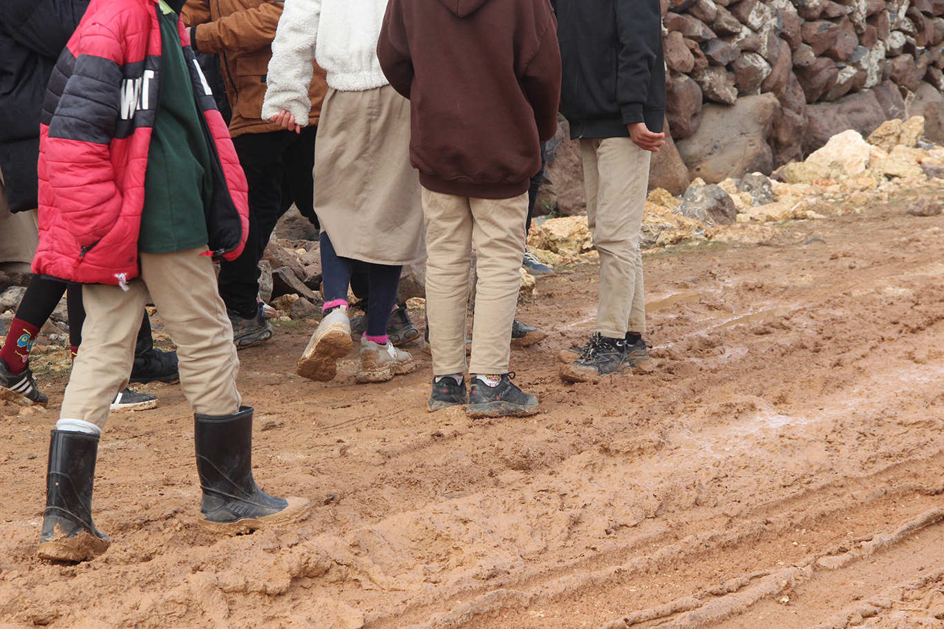 İdil'de okul yolları çamur deryasına döndü, öğrenciler okula ulaşmakta zorlanıyor
