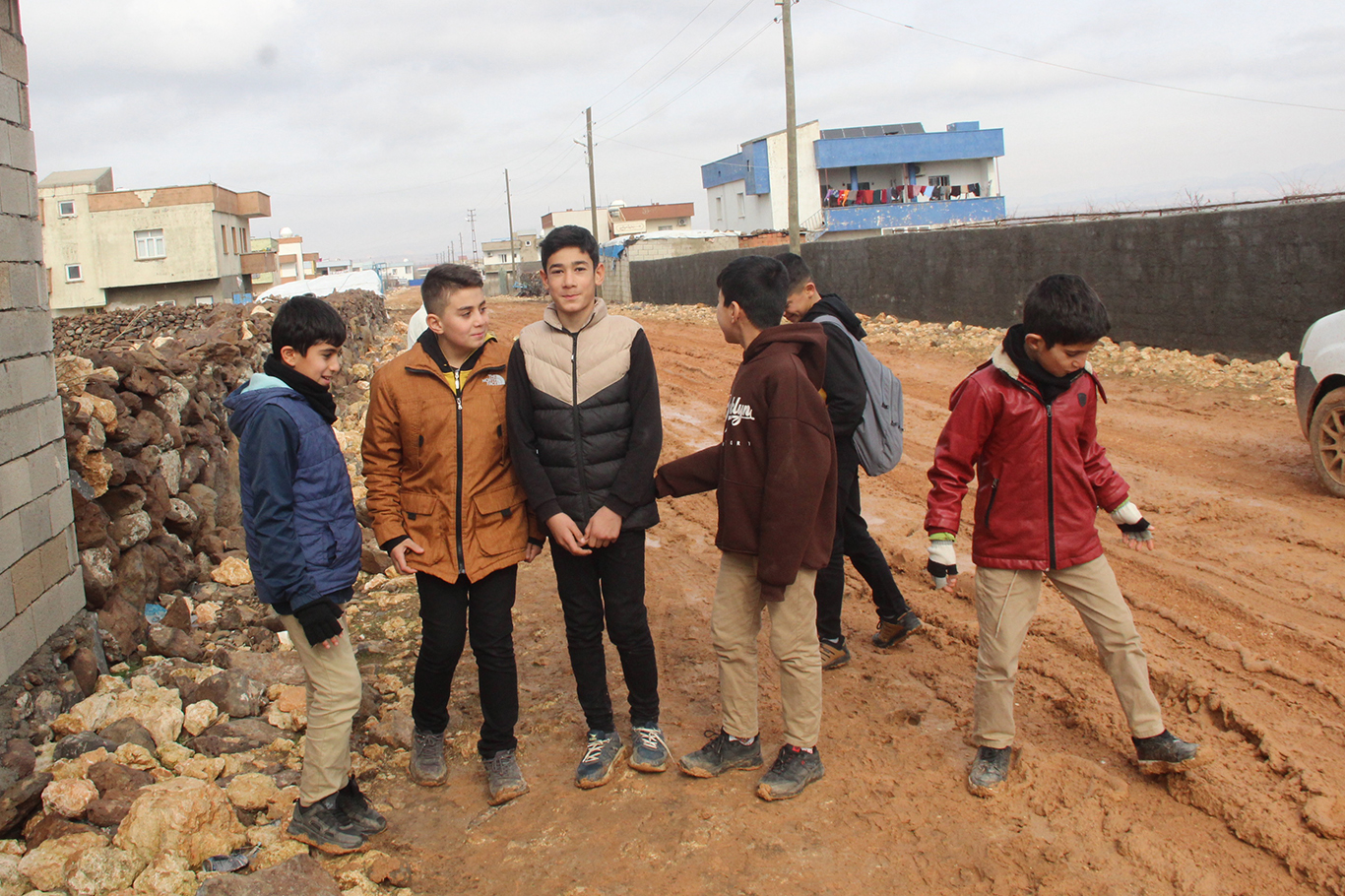 İdil'de okul yolları çamur deryasına döndü, öğrenciler okula ulaşmakta zorlanıyor