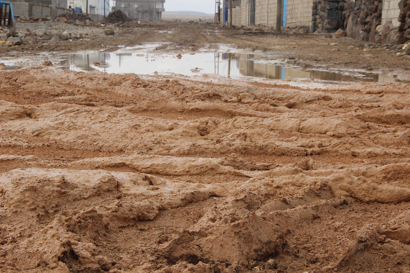 İdil'de okul yolları çamur deryasına döndü, öğrenciler okula ulaşmakta zorlanıyor