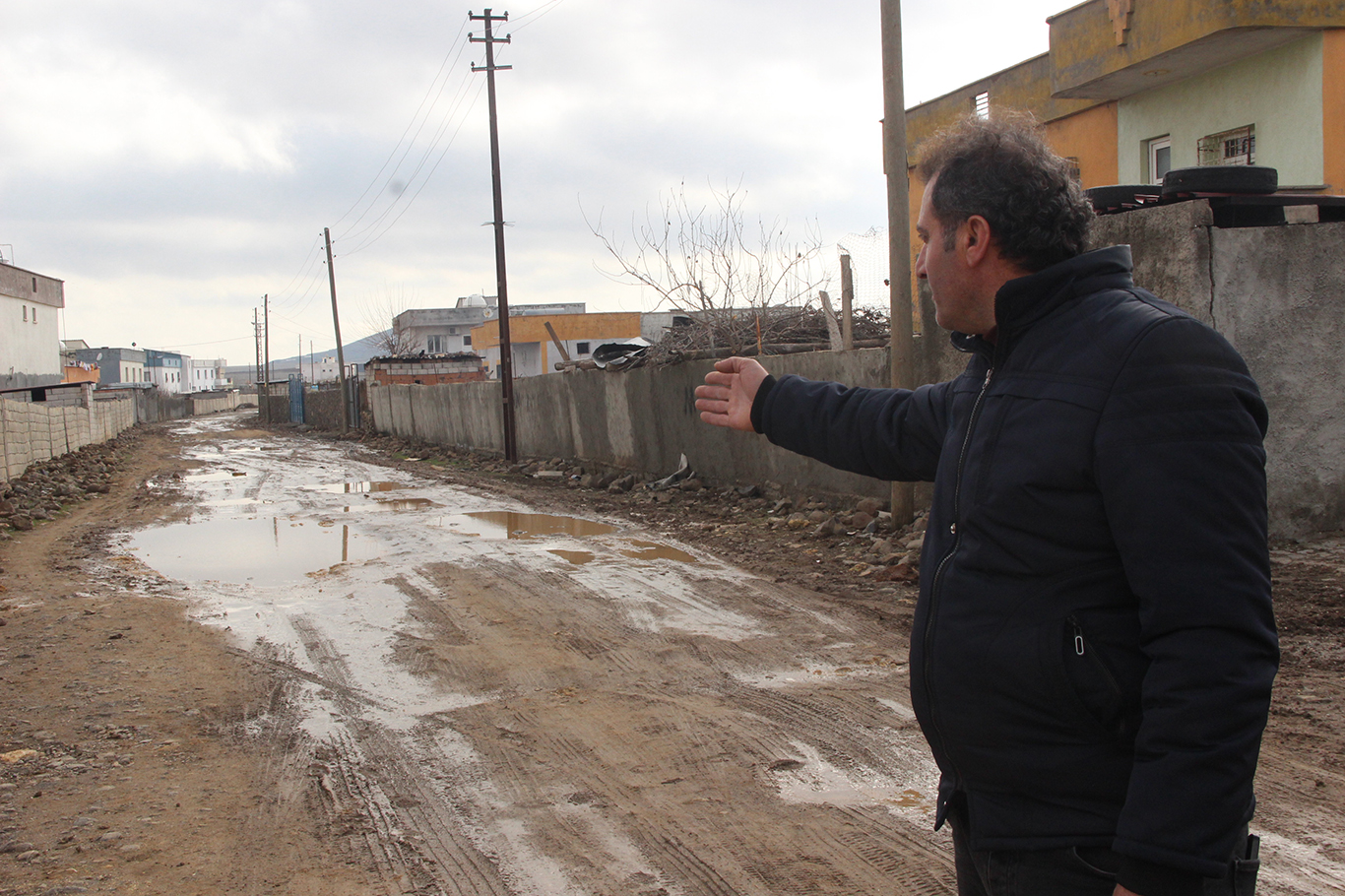 İdil'de okul yolları çamur deryasına döndü, öğrenciler okula ulaşmakta zorlanıyor
