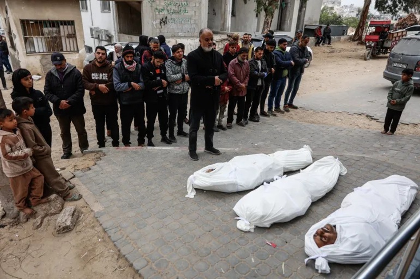 استشهاد 4 فلسطينيين في غارة للاحتلال استهدفت شقة للنازحين غربي غزة