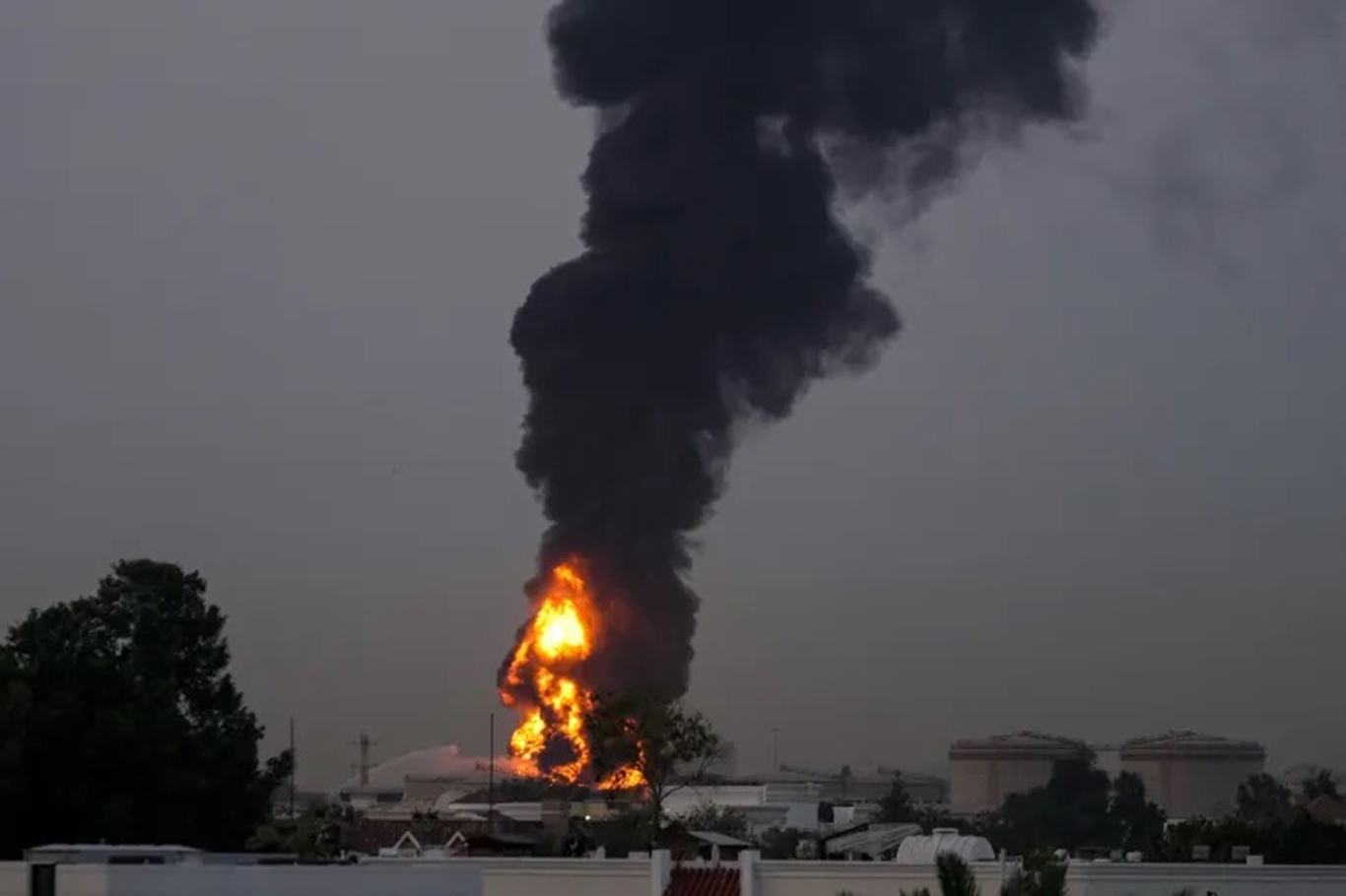 Iran continues its attacks in the Gulf : Missile and drone attacks hit UAE and Qatar