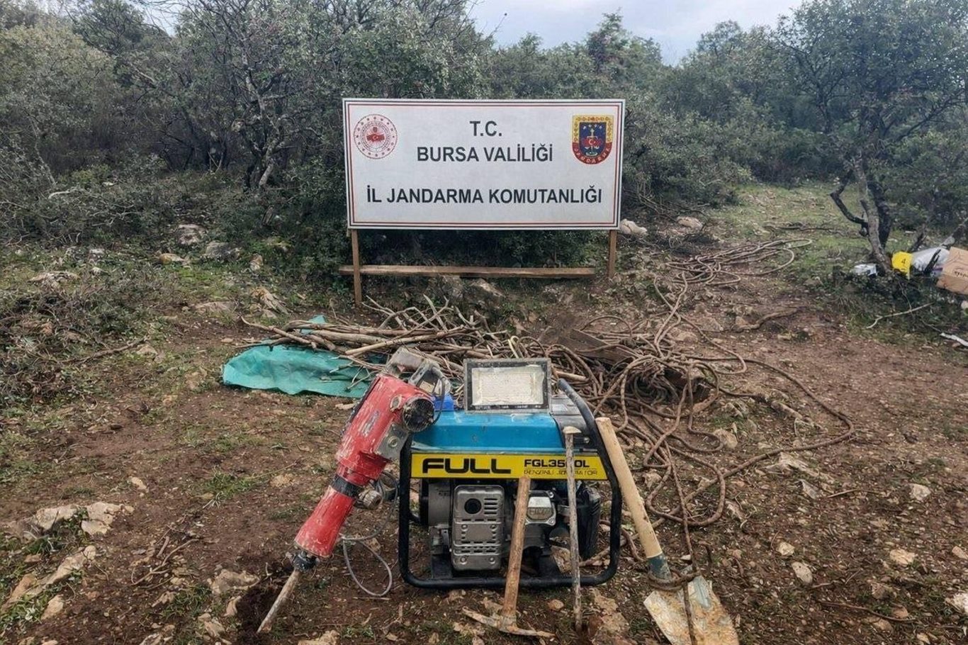 Bursa'da kaçak kazı yapan 2 kişi suçüstü yakalandı