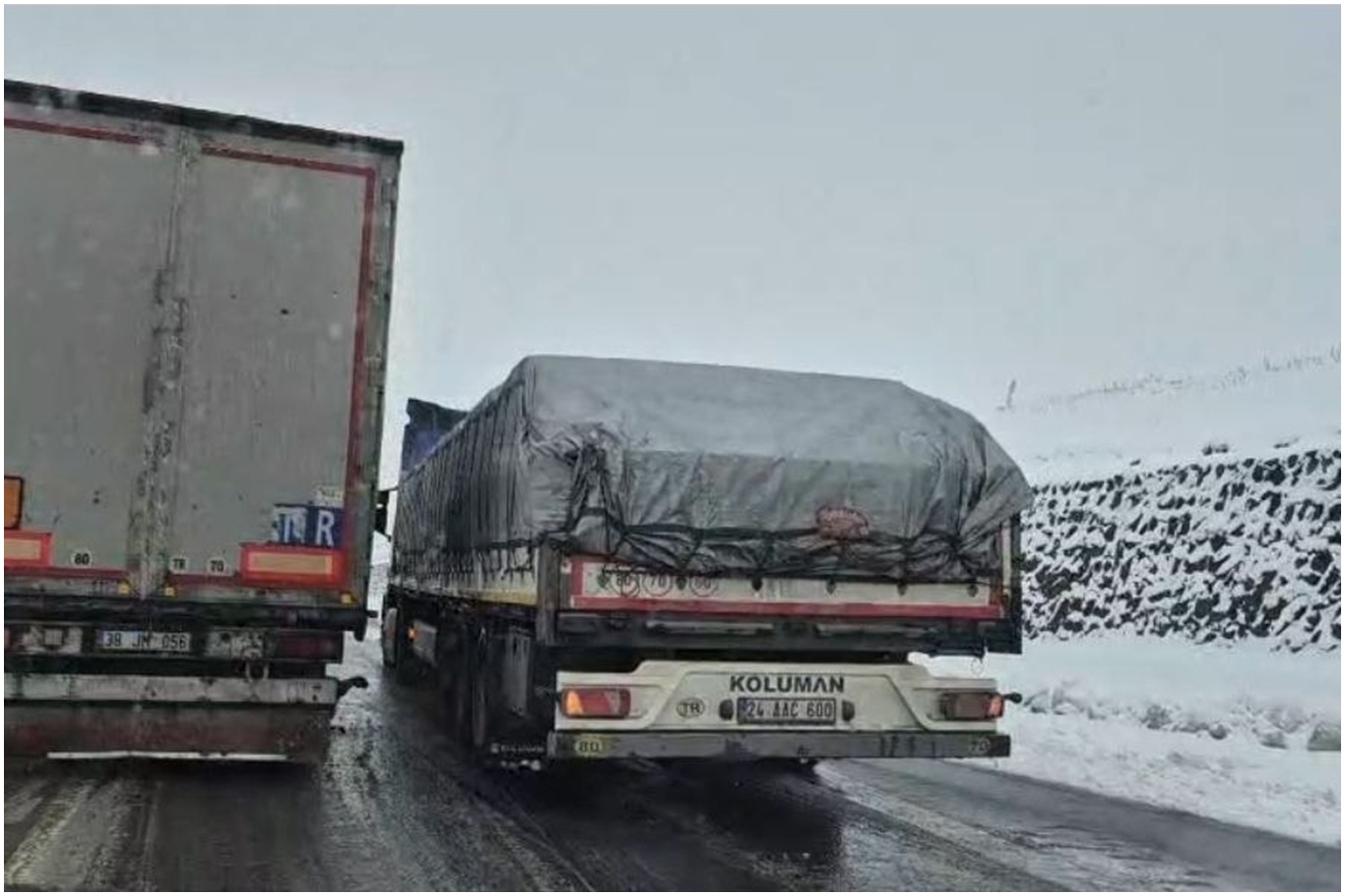 Erzurum-Çat kara yolunda tırlar mahsur kaldı