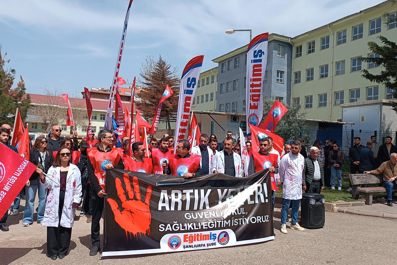Şanlıurfa'da öğretmenlerden okulda şiddet protestosu