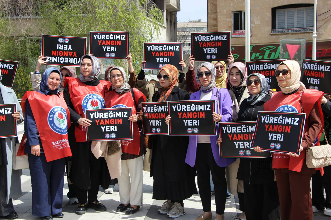 GAZİANTEP’TE KİTLESEL BASIN AÇIKLAMASI: EĞİTİM-BİR-SEN’DEN SİVEREK SALDIRISINA SERT TEPKİGAZİANTEP’TE KİTLESEL BASIN AÇIKLAMASI: EĞİTİM-BİR-SEN’DEN SİVEREK SALDIRISINA SERT TEPKİ