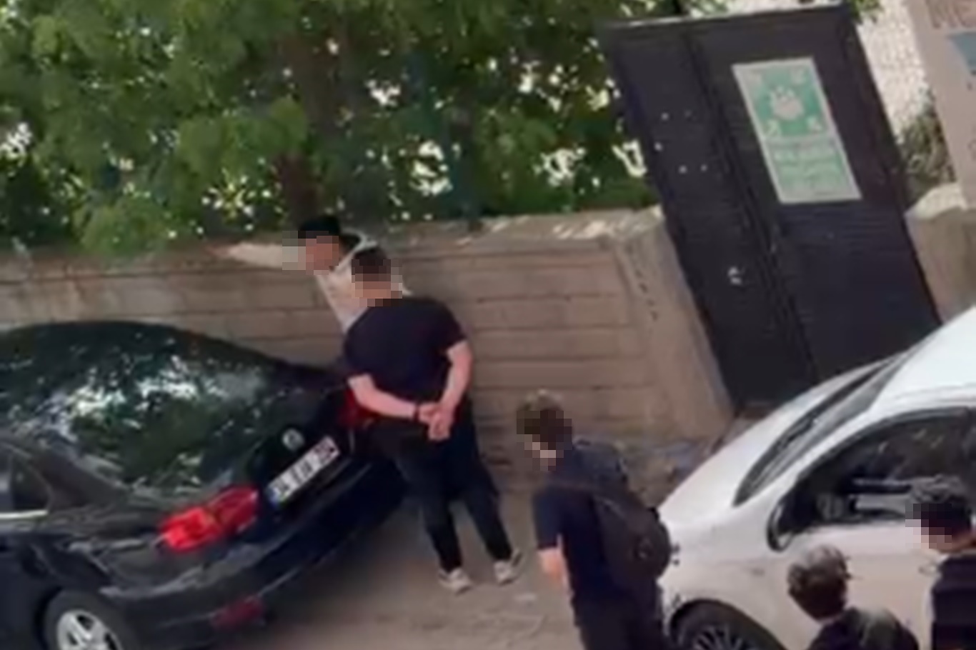 Okul önlerinde tepki çeken görüntüler: Mahalleli endişeli