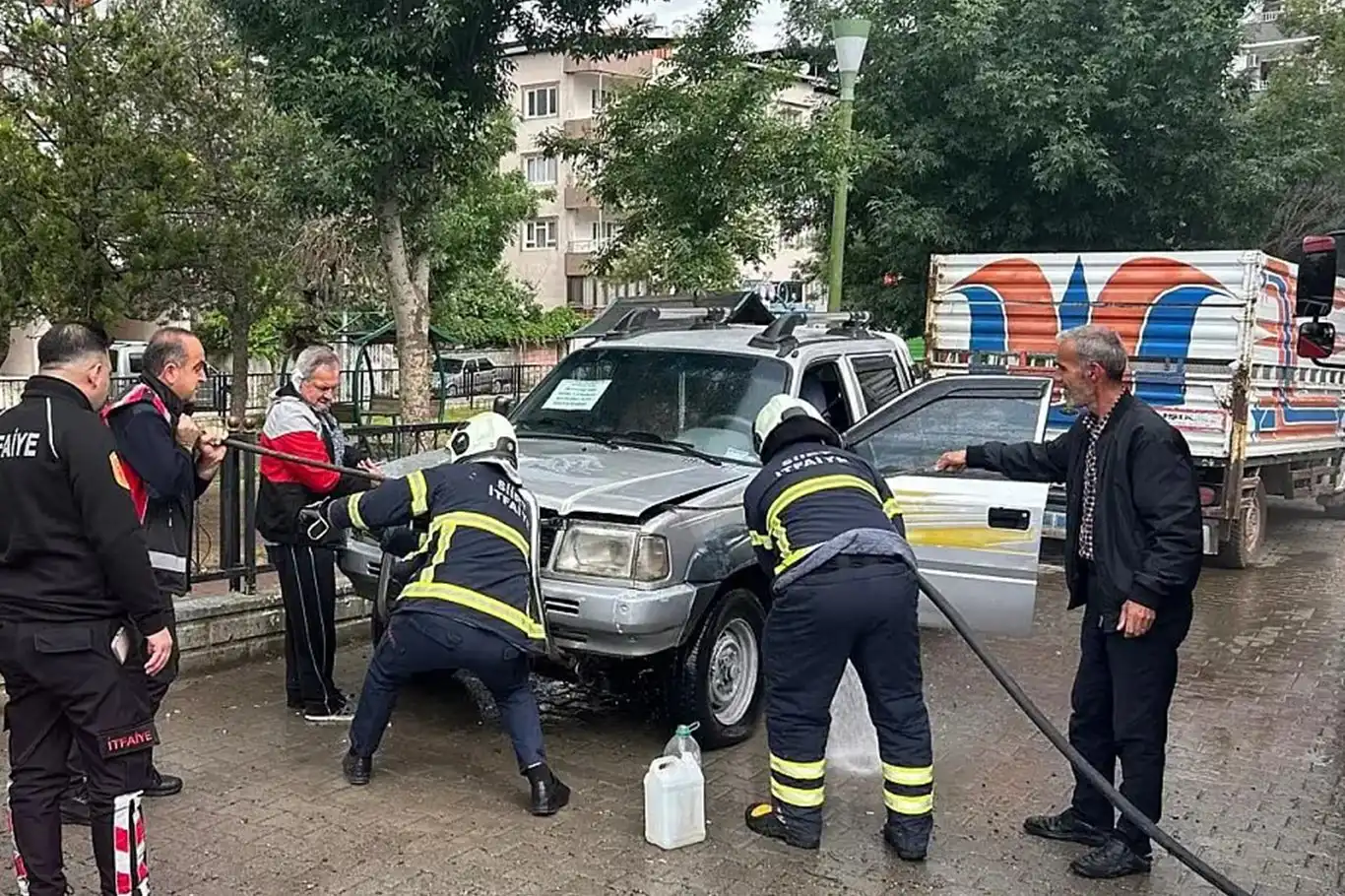 Park halindeki otomobil alev aldı