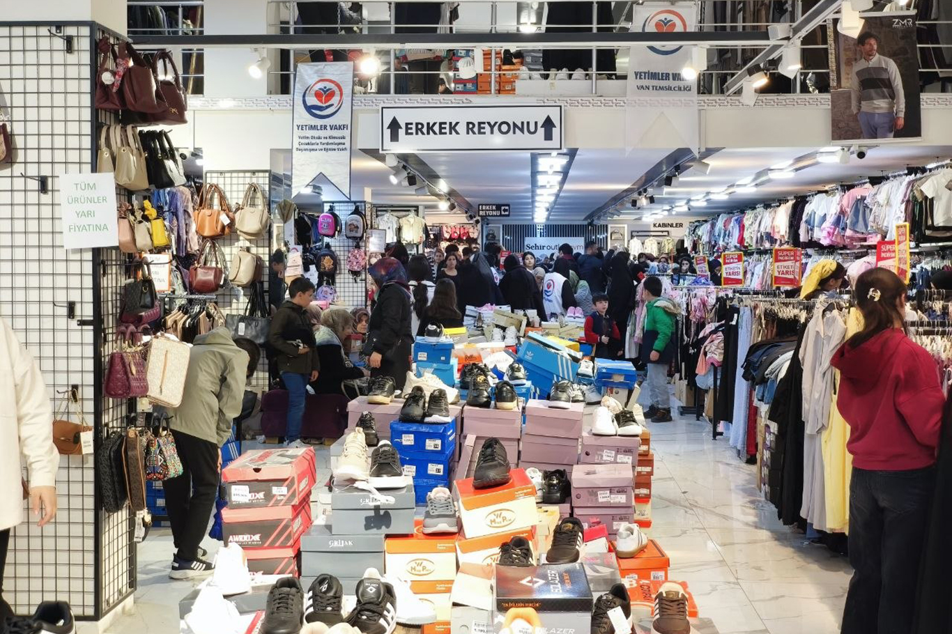 Weqfa Êtîman li Wanê ji 300 zarokên êtîm re diyariyên cejnê da