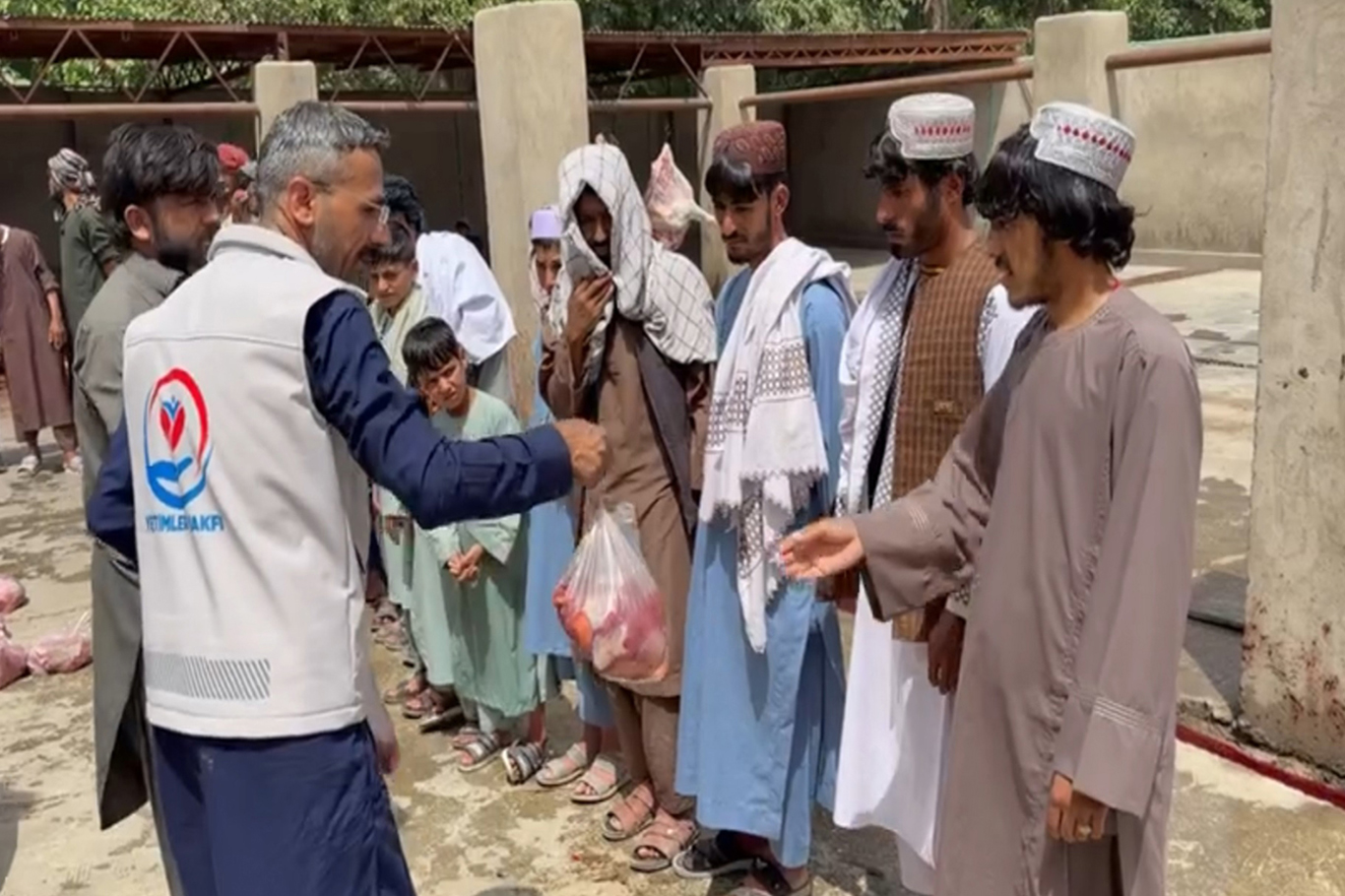 Hayırseverlerin emanetleri Afganistan’daki yetimlere ulaşıyor